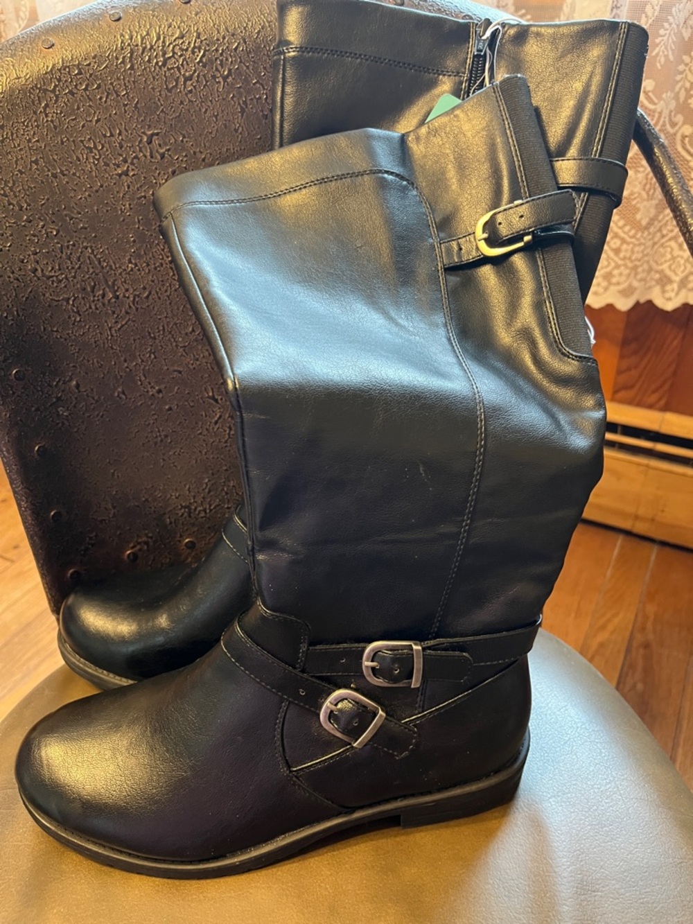 Yuu Black Mid-Calf Buckle Heeled Boots